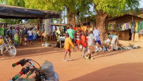 Schwarze-Afrikanische-Einheimische-Verkaufen-Waren-Und-Lebensmittel-Auf-Dem-Lokalen-Traditionellen-Markt-In-Einem-Abgelegenen-Afrikanischen-Dorf