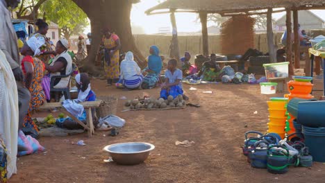 Lokale-Marktleute-Versammeln-Sich,-Um-Im-Abgelegenen-Ländlichen-Afrika-Lebensmittel-Und-Waren-Zu-Kaufen-Und-Zu-Verkaufen