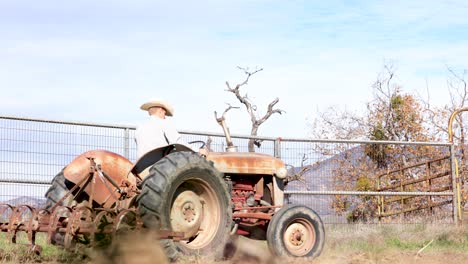 Vaquero-Conduciendo-Un-Tractor-En-Un-Corral-Redondo