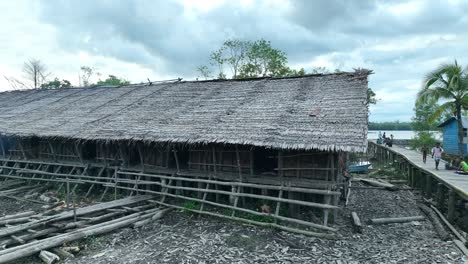 Außerhalb-Eines-Abgelegenen-Dorfes-In-Papua-Mit-Holzhäusern-Und-Indonesischen-Kindern