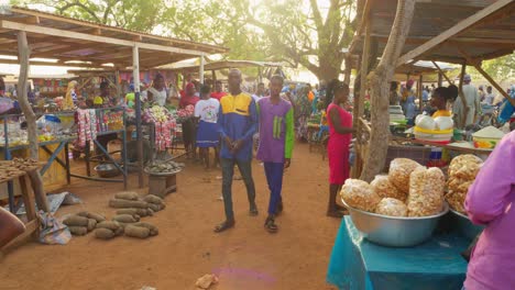 Gente-Negra-Africana-Caminando-En-Cámara-Lenta-En-El-Mercado-Tradicional-Local-Comprando-Alimentos-Y-Artículos