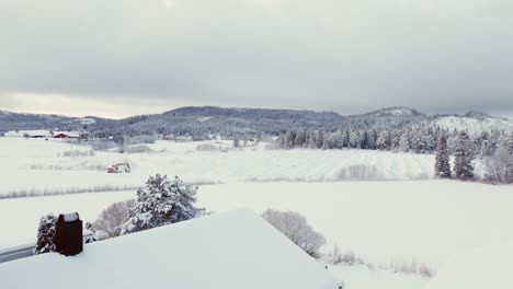 Casas-En-Un-Paisaje-Cubierto-De-Nieve-En-Noruega-En-Un-Día-Nublado-De-Invierno