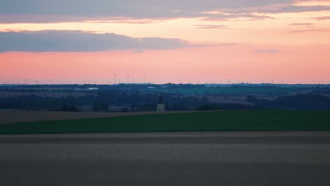 Ein-Blasser-Sonnenuntergang-über-Der-Ländlichen-Bayerischen-Landschaft