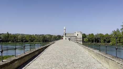 Blick-Auf-Die-Brücke-Von-Avignon,-Historisches-Steingebäude,-Französische-Stadt-Am-Fluss-Bei-Gutem-Wetter