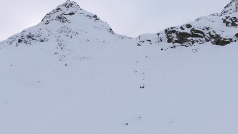 Person-Fährt-Beim-Freeskiing-Einen-Großen-Verschneiten-Berg-Hinunter