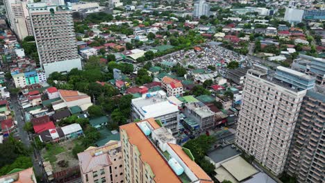 Luftaufnahme-Von-Hochhäusern,-Wohnhäusern-Und-Besetzergebiet-In-West-Crame,-San-Juan-City,-Philippinen