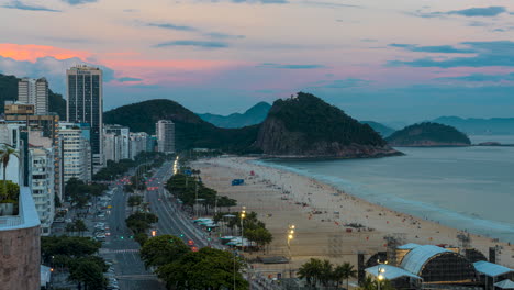 Timelapse-De-Puesta-De-Sol-De-Alto-ángulo-Del-Tráfico-Del-Bulevar-Y-Gente-En-La-Playa-De-Copacabana