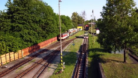 Antiguas-Vías-De-Ferrocarril-Y-Trenes-En-La-Estación-De-Tren-Osoblaha-En-Tremesna-Ve-Slezsku,-República-Checa