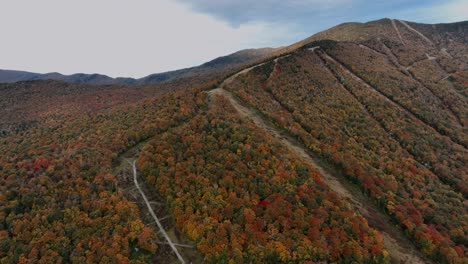 Fall-Foliage-Over-Mountain-Forest-Near-Killington-Ski-Resorts-In-Vermont,-USA