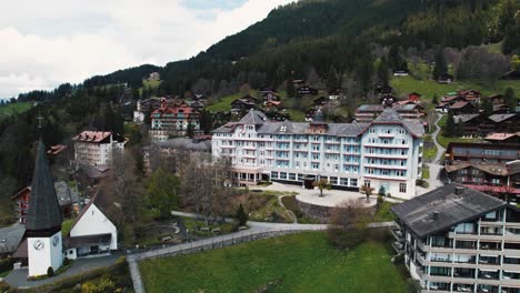Drohnenschuss-über-Dem-Dorf-Wengen-In-Den-Berner-Alpen-In-Der-Nähe-Von-Lauterbrunnen-In-Der-Schweiz-Im-Frühling