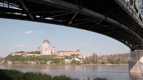 Unter-Der-Brücke-Blick-Auf-Die-Basilika-Von-Esztergom