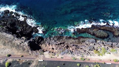 Costa-Del-Océano-De-Tenerife,-Olas-De-Agua-Azul,-Isla-Volcánica-Islas-Canarias