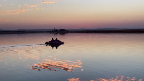 Ein-Boot-Mitten-Auf-Dem-Nil-Bei-Sonnenuntergang,-Totalaufnahme,-Standaufnahme