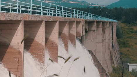 Wasser,-Das-Durch-Das-Schleusentor-Eines-Staudamms-Fließt-Und-Nachhaltige-Erneuerbare-Energie-Erzeugt