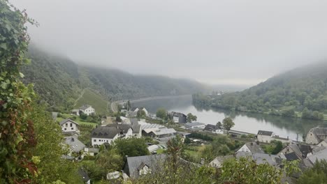 Taal-An-Der-Mosel,-Kleines-Dorf-An-Einem-Fluss-Zwischen-Bergen-In-Deutschland-Am-Morgen-Mit-Nebel
