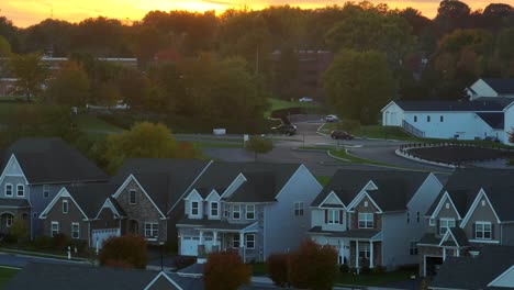 Sonnenuntergang-über-Einem-Vorstadtviertel-Mit-Großen,-Einheitlichen-Häusern-Und-Herbstbäumen