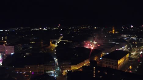 Nochevieja-Y-Celebración-De-Fuegos-Artificiales-Sobre-El-Horizonte-De-La-Ciudad-De-Kaiserslautern