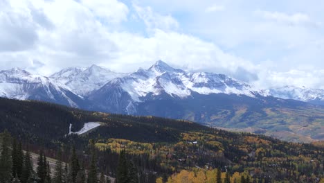 Majestic-snowy-mountain-peak-on-horizon-and-fall-landscape-of-Rocky-Mountains,-Colorado