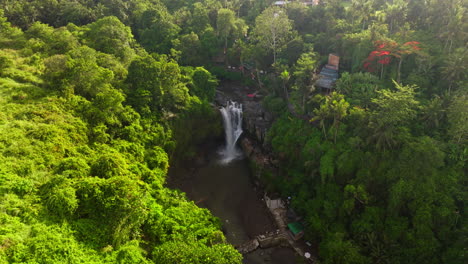 Tegenungan-Wasserfall-Und-Natürlicher-Pool-In-Der-üppigen-Vegetation-Des-Bali-Ubud-Dschungels
