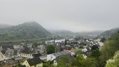 Mosel-In-Deutschland-Zwischen-Bewaldeten-Hügeln-Mit-Nebel-Am-Morgen