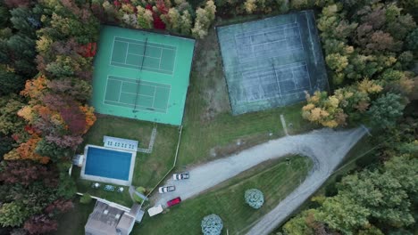 Outdoor-Pool-And-Empty-Tennis-Courts-During-Autumn-Near-Killington-In-Vermont,-USA