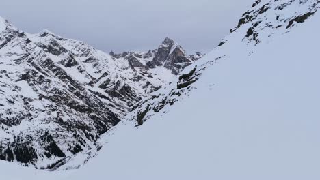 Vista-Aérea-En-Un-Día-Nublado-Sobre-Montañas-Nevadas-En-Val-Racines,-Tirol-Del-Sur