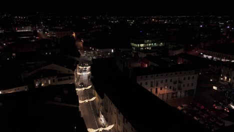 Malo-Stadtstraße-Mit-Weihnachtsbeleuchtung-In-Der-Nacht-In-Der-Provinz-Vicenza,-Italien