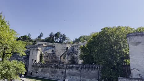 Historische-Festung-Mit-Steinmauern-In-Der-Sonne-Von-Avignon,-Einer-Französischen-Stadt