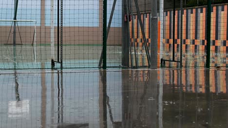 Lluvia-Cayendo-En-El-Patio-Al-Aire-Libre-Sobre-El-Campo-De-Baloncesto-En-Otoño