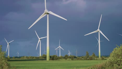 Rotierende-Windkraftanlagen-Auf-Der-Grünen-Wiese