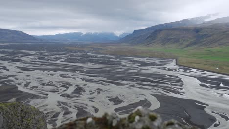 Un-Río-Glacial-Que-Atraviesa-Una-Parte-Accidentada-Del-Paisaje-Islandés