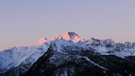 Paisaje-Invernal-De-Las-Montañas-Dolomitas-Al-Atardecer,-Italia