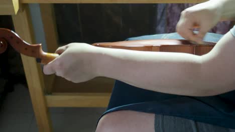 Instrumento-De-Cuerda-Maestro-Artesano-Luthier-Fabricante-De-Violines-Placa-Trasera-De-Violín-Antiguo-Con-Tela-Y-Aceite-Cáustico-ácido-En-Un-Nuevo-Instrumento-De-Cuerda-Para-Reproducir-Modelos-Originales-Obra-Maestra-Angustia