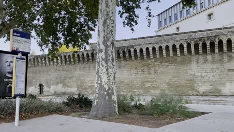 Steinmauer-In-Der-Stadtmauer-Von-Avignon-Bei-Gutem-Wetter