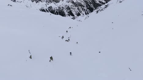 Zwei-Freeride-Skifahrer-Fahren-Einen-Steilen-Berg-Hinunter