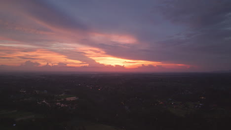 Cielo-Colorido-Al-Atardecer-Sobre-El-Valle-De-Ubud-Con-Montañas-En-El-Fondo-En-Un-Día-Nublado,-Bali-En-Indonesia