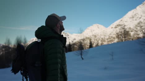 El-Excursionista-Descansa-Y-Mira-El-Pico-Alpino-Nevado,-Campagneda,-Alpes-Italianos.