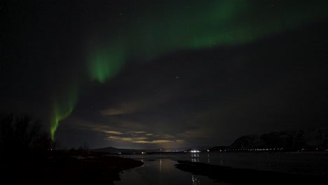 Green-Northern-Lights-Dancing-In-The-Night-Sky