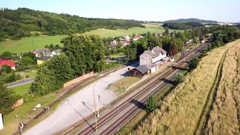 Estación-De-Tren-De-Osoblaha-Con-Ferrocarril-De-Vía-Estrecha-En-La-República-Checa