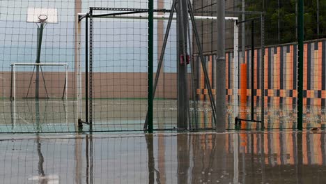Lluvia-Cayendo-En-El-Patio-Al-Aire-Libre-Sobre-El-Campo-De-Baloncesto-En-Otoño