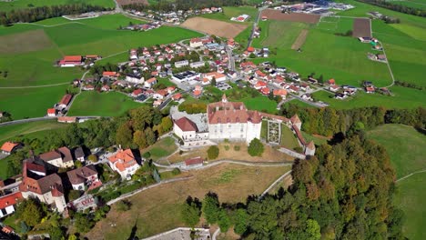 Flug-über-Die-Zeit:-Fesselnde-Drohnenansichten-Des-Majestätischen-Schlosses-Von-Greyerz