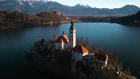 Wunderschöne-Drohnenaufnahme-über-Dem-Bleder-See-In-Slowenien
