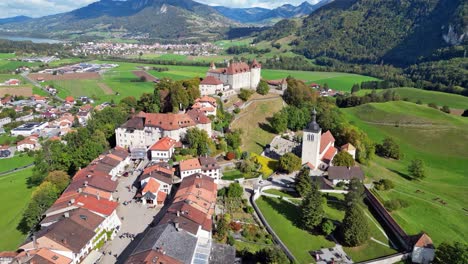 Gruyères-Desde-Arriba:-Un-Fascinante-Vuelo-Con-Drones-Que-Captura-La-Esencia-De-La-Elegancia-Suiza