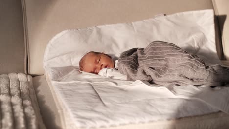 Lindo-Bebé-Recién-Nacido-Durmiendo-En-El-Sofá-En-La-Sala-De-Estar-Y-Sonriendo