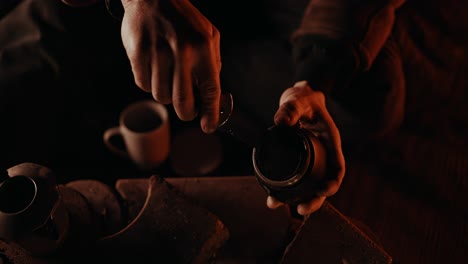 Lagerfeuerkaffee:-Mann-Holt-Mit-Seinem-Treuen-Alten-Messer-Verklumpten-Kaffeesatz-Aus-Dem-Filter-Seiner-Mokkakanne