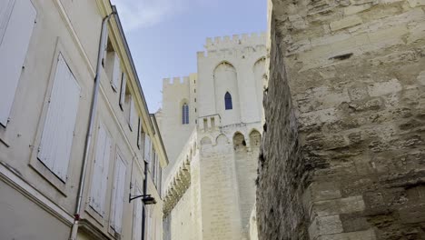 Ciudad-Francesa-Con-Muro-De-Piedra-Y-Una-Iglesia-Histórica-Al-Fondo-Cuando-Hace-Buen-Tiempo