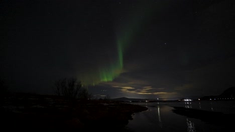 Nordlichter-Tanzen-Am-Nachthimmel-über-Dem-Fluss-In-Island