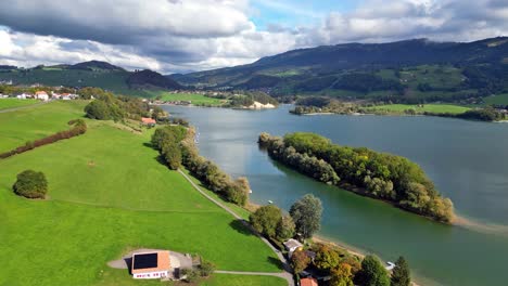Vuelo-Con-Drones-Sobre-El-Encantador-Lago-De-Gruyères,-Suiza