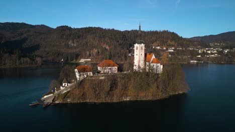 Drone-Orbita-Sobre-La-Isla-En-El-Lago-Bled-En-Eslovenia-En-Un-Día-Soleado