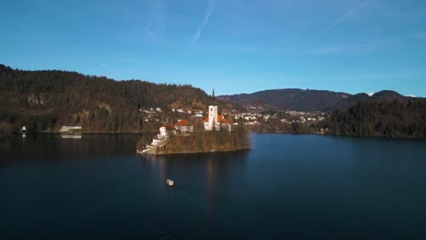 Malerische-Luftaufnahme-Des-Bleder-Sees,-Slowenien-An-Einem-Schönen-Tag